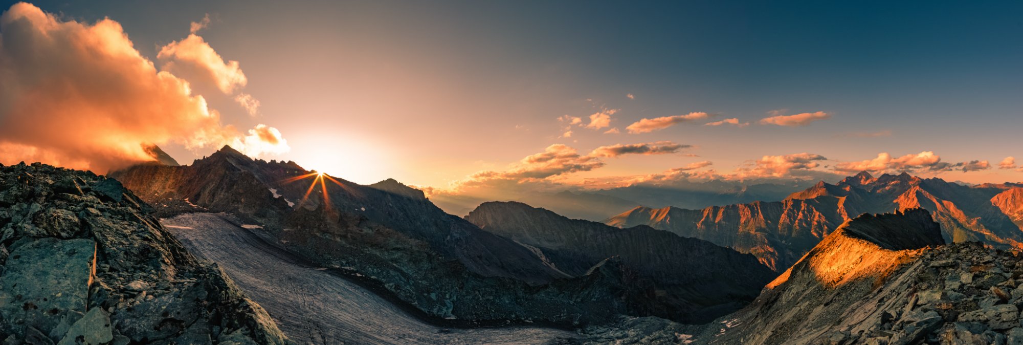 Hochalpines Panorama mit Gletscher im Gegenlicht der Sonne